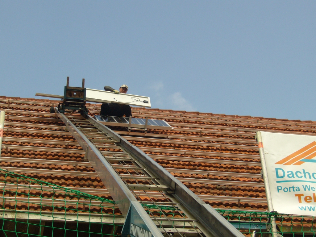 Transport der Module auf dem Dach